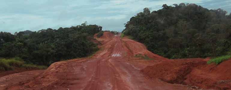 O terreno na Amazônia castiga muito. Nunca entre no trecho com pneus “no osso”.